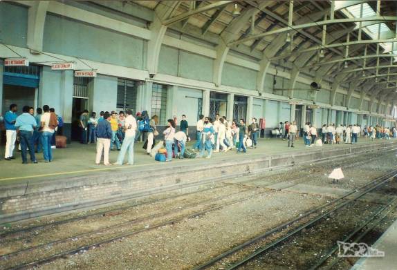 Na estação ferroviária de Bauru, interior de São Paulo, aguardando o trem para Corumbá, na fronteira com a Bolívia (viagem de Julho de 1990)